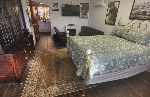 Tombstone House | House Fremont .5 block Birdcage Theatre Private Courtyard washer/dryer Sleeps 4