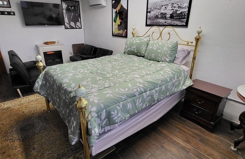 Tombstone House | House Fremont .5 block Birdcage Theatre Private Courtyard washer/dryer Sleeps 4