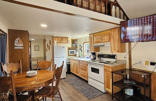 Lakeside Cottage | So much to enjoy at this 2-bedroom cottage in Charming Lakeside.