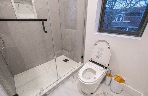 Davenport House | New Queen Suite with Private Bathroom in central Tor, tree-lined neighborhood