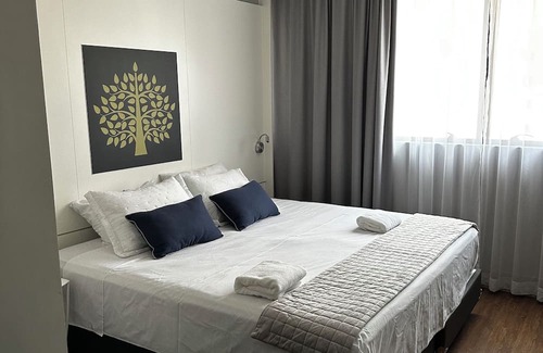 Agua Verde Apartment | Studio completo no Batel, com cozinha, Wi-Fi e mesa para trabalho/refeições