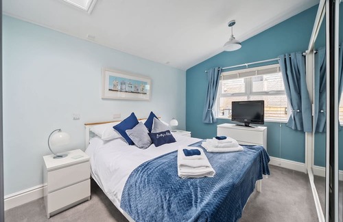 Stalbridge Cottage | Bentley's Retreat sleeps 2 guests in 1 bedroom