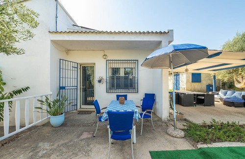 Giba House | Holiday Home 'La Casa Di Coccola' with Private Terrace, Wi-Fi and Air Conditioning