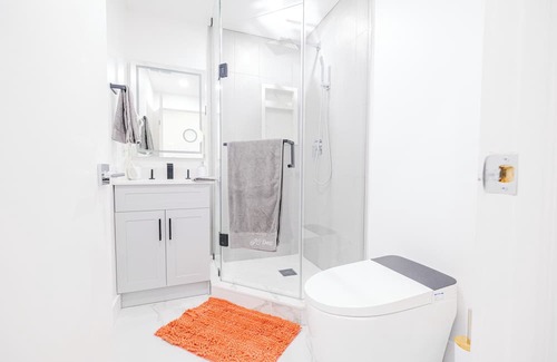 Davenport House | Big Modern Queen Loft w/ Private Bath in Old Italia, central Toronto