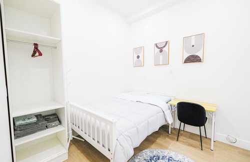 Davenport House | Big Modern Queen Loft w/ Private Bath in Old Italia, central Toronto