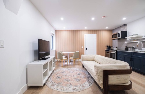 Davenport House | Big Modern Queen Loft w/ Private Bath in Old Italia, central Toronto