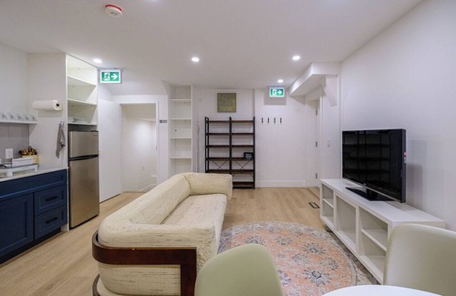 Davenport House | Big Modern Queen Loft w/ Private Bath in Old Italia, central Toronto