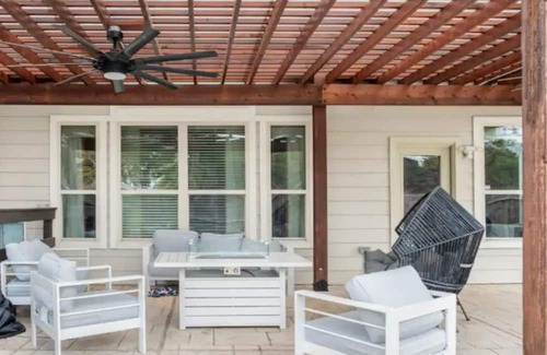 Barker House | Your home away from home, 6beds,Pool,Backyard,Parking,Pool table, pet friendly