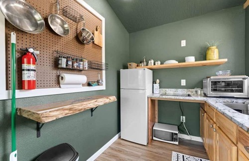 Omaha House | Romantic Lake Haven: Couples' Cabin with Spectacul
