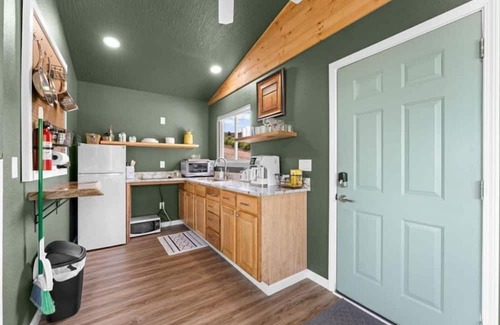 Omaha House | Romantic Lake Haven: Couples' Cabin with Spectacul