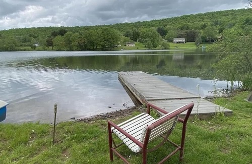 White Haven Cabin | LAKEFRONT w/HOT TUB, FIRE PIT, 5 MIN TO SKI /Sleeps 22/Pet Friendly