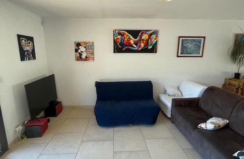 Gardanne House | Maison Spacieuse et Calme, au Pied de la Colline