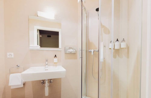 Lausanne House | Charming hotel in fantastic Lausanne with WiFi, fitness room, AC