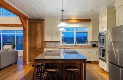 Millarville House | 15 Guests|Spacious Cabin w/Hot Tub & Scenic Views