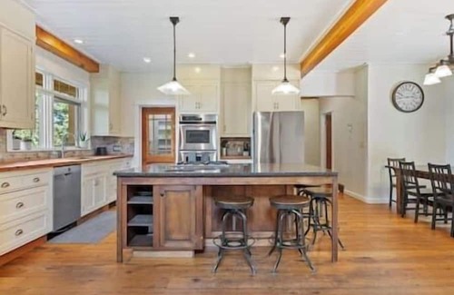 Millarville House | 15 Guests|Spacious Cabin w/Hot Tub & Scenic Views
