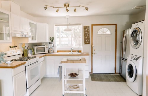 Edgemoor House | The Nest on Hawthorne- Charming 2BR in Fairhaven