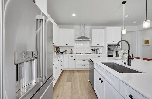 Aurora House | Spacious 5-bedroom house in lovely Aurora with AC, WiFi, fitness room
