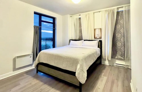 Pierrefonds-Roxboro Apartment | Luxurious Penthouse with River Views & Stunning Sunsets in Tranquil Pierrefonds