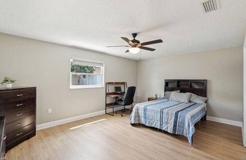 Winter Haven House | Tranquil lakeview retreat located near central FL theme parks. Pet friendly!