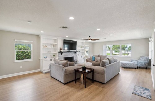 Winter Haven House | Tranquil lakeview retreat located near central FL theme parks. Pet friendly!