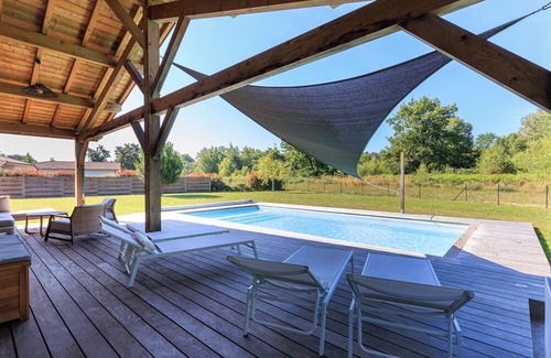 Mezos House | Holiday Home 'Maison Bois Proche De L'Atlantique' with Private Terrace, Wi-Fi and Air Conditioning