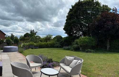 Taunton House | Beautiful bungalow with a sauna, hot tub and games, close to town and walks