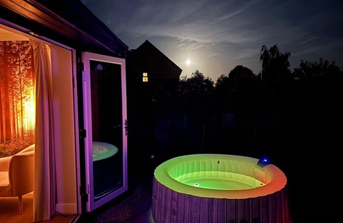 Taunton House | Beautiful bungalow with a sauna, hot tub and games, close to town and walks