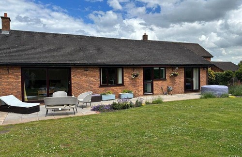 Taunton House | Beautiful bungalow with a sauna, hot tub and games, close to town and walks