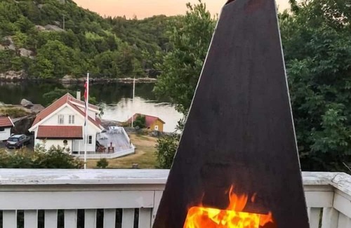 Farsund House | Holiday home "Lyngsvag" on Lyngsvagfjorden near Farsund -Spind, southern Norway, in an exceptionally beautiful location, Internet WLAN, 120 m² living space, sunny and sheltered holiday spot on the Farsund archipelago, chic furnishings, 3 bedrooms.