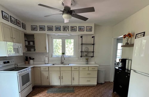Williams Bay House | Charm 3 Bed, 2 Bath, close to Geneva Lake, restaurants and shops.