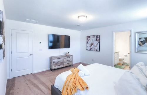 Paw Creek House | Luxury Escape - 2 King Bedrooms, 2 Queen Bedrooms + Pool Table