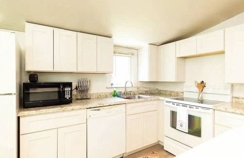 Windham Cottage | Quaint Cobbetts Pond Cottage with Pond Views