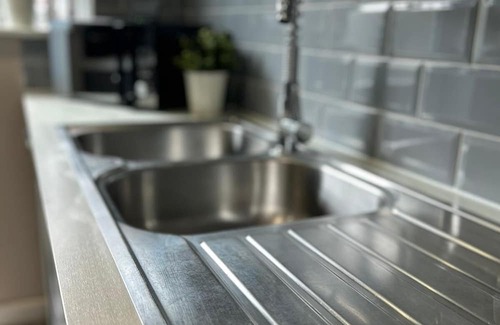 Grimsby House | 4-Bedroom Refurbished Workers Haven