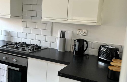 Grimsby House | 4-Bedroom Refurbished Workers Haven