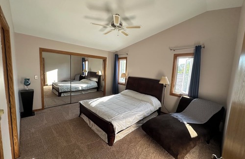 Oak Creek House | RNC accommodating & spacious home with pool 15 minutes from downtown Milwaukee.