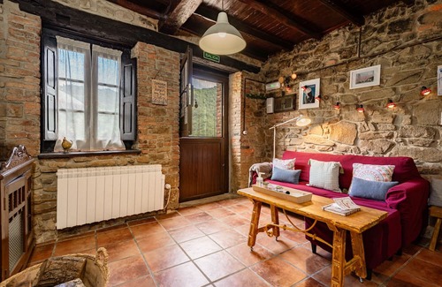 Villar de Pineres Ski Chalet | Chalet 'La Castañar - La Vallicuerra' with Mountain View, Private Terrace and Wi-Fi