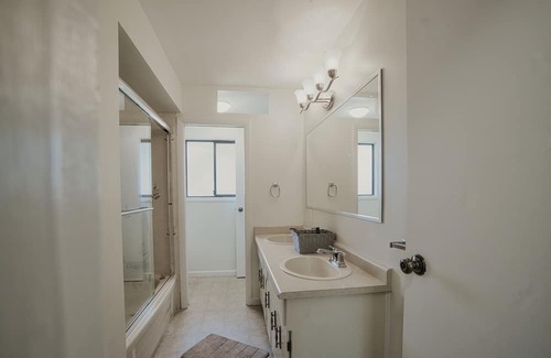 Hope House | Cheerful 2 Bedroom with on-premises parking