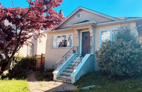 West Point Grey House | Charming Home in Kitsilano FREE Parking+Laundry