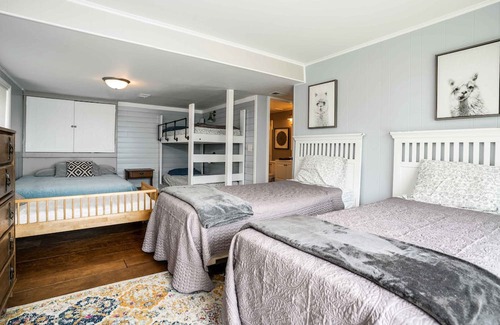 Twin Lakes House | Highland House – 8 BDR Home Sleeps 23! Private Pool, Pet Friendly