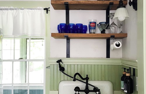 Hull Cottage | Retro New England cottage – walk to the beach!