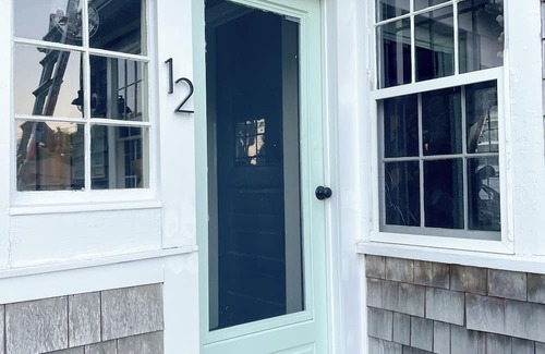 Hull Cottage | Retro New England cottage – walk to the beach!