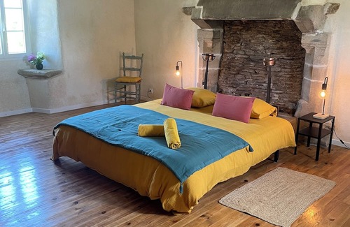 Lanneanou House | Manoir 16 ème Siècle Rénové, 6 Couchages Terrain de Tennis et Étang Privatif