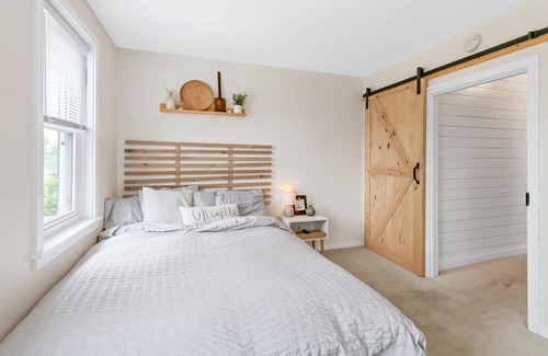 Ephrata House | 7 bedrooms, 2 kitchens, & furnished patio!