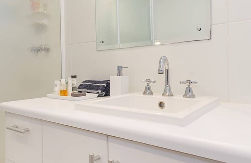 Kensington Gardens House | 3BR Family Home in Kensington Gardens