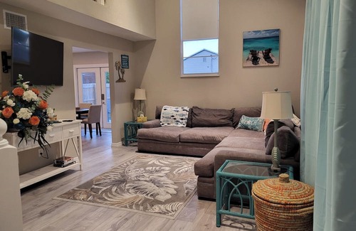 Florida Ridge House | 10 Minutes from the beach! Close to all the restaurants, shops and night life!