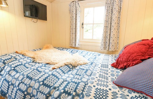 Hollow Meadows Cottage | THE SHEPHERD'S HUT, romantic, with a garden in Stocksbridge