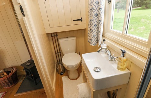 Hollow Meadows Cottage | THE SHEPHERD'S HUT, romantic, with a garden in Stocksbridge