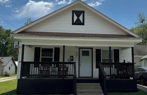 Miami House | Comfortable cottage in Miami Oklahoma - pet friendly