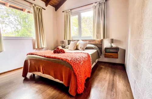 San Carlos de Bariloche Cabin | Bright cabin, steps from Lake Nahuel Huapi