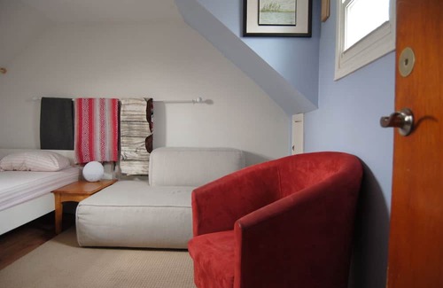 Kingston House | Bee happy house central to Kingston and near historical Portsmouth Village